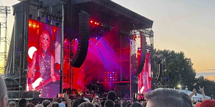 „Guns N’ Roses“ освајају Ушће: Рок спектакл на највећој бини Европе