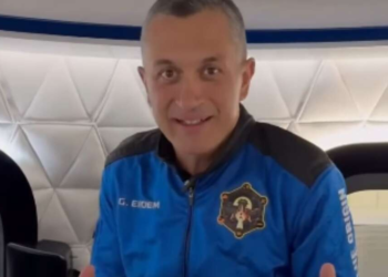 ZASTAVA SRBIJE PRVI PUT U SVEMIRU! Srpski zet u misiji Džefa Bezosa nosi nacionalni simbol u beskraj