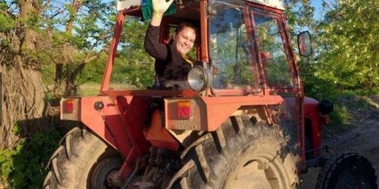 Devojka iz Šumadije traktorom pobedila 50 muškaraca u oranju