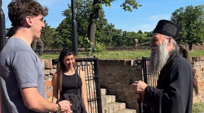 Patrijarh Porfirije sa mladima na Kalemegdanu: Sveti Sava, porodica i poštovanje roditelja
