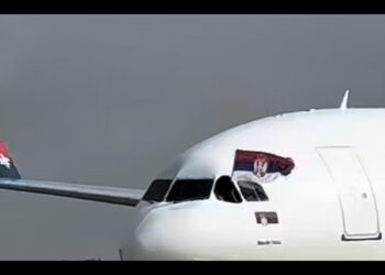 DIRLJIV MOMENAT IZ AVIONA: Air Serbia čestita praznik svim građanima