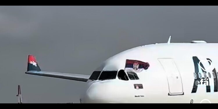 DIRLJIV MOMENAT IZ AVIONA: Air Serbia čestita praznik svim građanima