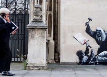 Umetnik razotkrio Britaniju: Sudija udara demonstranta na londonskom sudu