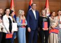 Predsednik Vučić lično dočekao lekare iz dijaspore i uručio im ugovore o radu