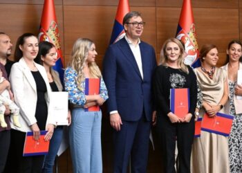 Predsednik Vučić lično dočekao lekare iz dijaspore i uručio im ugovore o radu