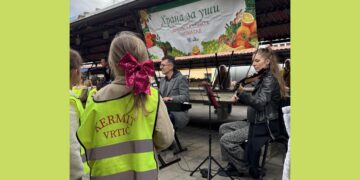 Deca plešu uz klasičnu muziku: Pijace Novog Sada postale koncertne dvorane
