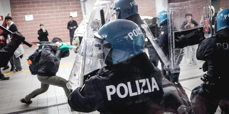 Protesti u 50 gradova Italije: Brutalni okršaji policije i demonstranata