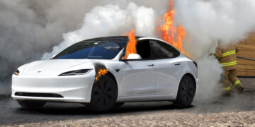 Tesla pukla a radnici ispaštaju: Evropska Unija vodi auto sektor u propast