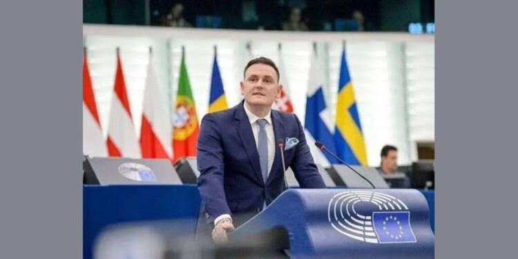 Ekskluzivno, nemački političar Frelih za „Vesti Online“: „Protesti u Srbiji liče na Gruziju – preko zapadnih NVO distribuiraju se ogromna sredstva“