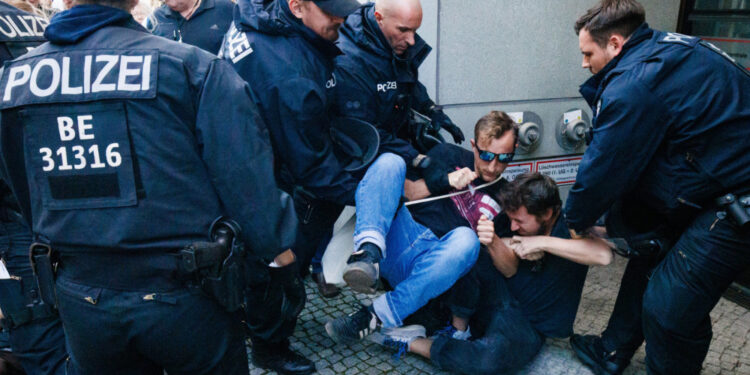 Alarm u Nemačkoj: Osam napada na savezne policajce svakog dana