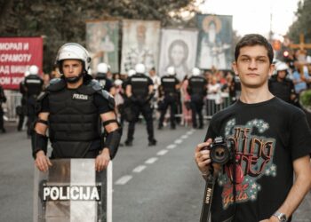 Policajci snimljeni na protestu – sad traže pravdu pred sudom!