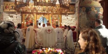 Sveti Arsenije Sremac sabrao narod u srcu srpske svetinje