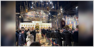 Beč pun vernika za pravoslavni Božić: Redovi za badnjak i čestitke