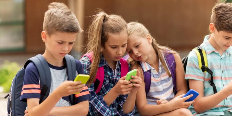 Kraj internet narkomanije: Francuska udara rampu deci na mrežama