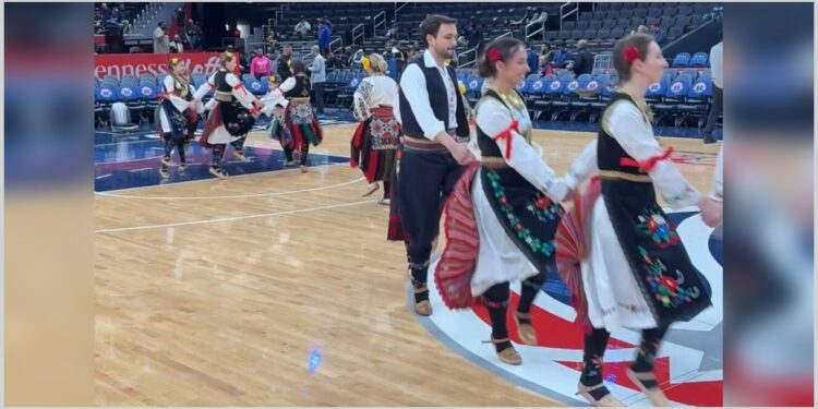 Harmonika i kolo u srcu NBA: Srpski folkloristi zasijali u Vašingtonu