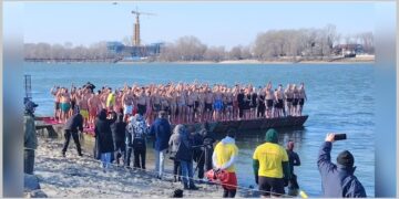 Plivanje za časni krst u Sremskoj Kamenici
