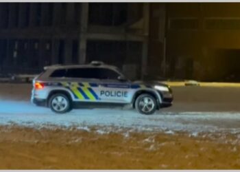 Češka policija driftuje po snegu dok je Prag u kolapsu