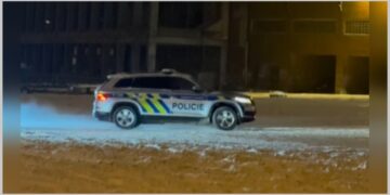 Češka policija driftuje po snegu dok je Prag u kolapsu