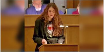 Provokacija u Nemačkoj: Političarka u ANTIFA majci na sednici skupštine