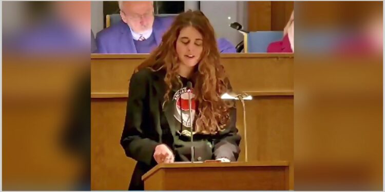 Provokacija u Nemačkoj: Političarka u ANTIFA majci na sednici skupštine