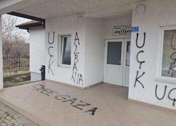 „Klasično zastrašivanje“: Šokantni grafiti na vrtiću i ambulanti u selu kod Gračanice