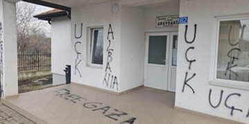 „Klasično zastrašivanje“: Šokantni grafiti na vrtiću i ambulanti u selu kod Gračanice