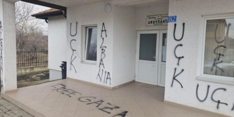 „Klasično zastrašivanje“: Šokantni grafiti na vrtiću i ambulanti u selu kod Gračanice