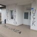 „Klasično zastrašivanje“: Šokantni grafiti na vrtiću i ambulanti u selu kod Gračanice