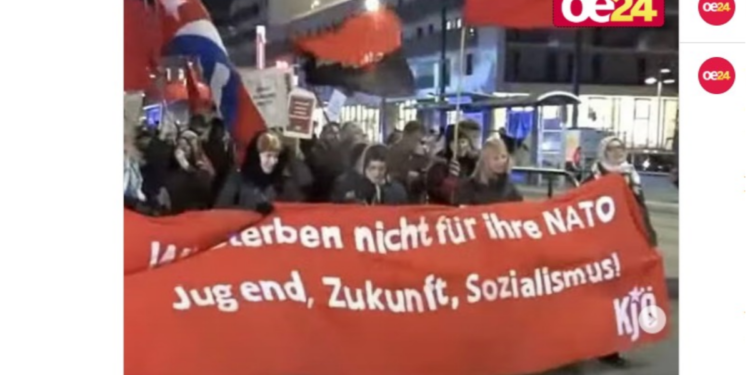 Bal u bečkoj Operi- dve slike: Ministarka u najskupljoj loži o državnom trošku i protesti