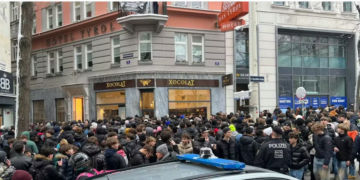 Haos na bečkoj ulici: Influenser bacio 10.000 evra sa balkona, nastalo guranje i otimanje