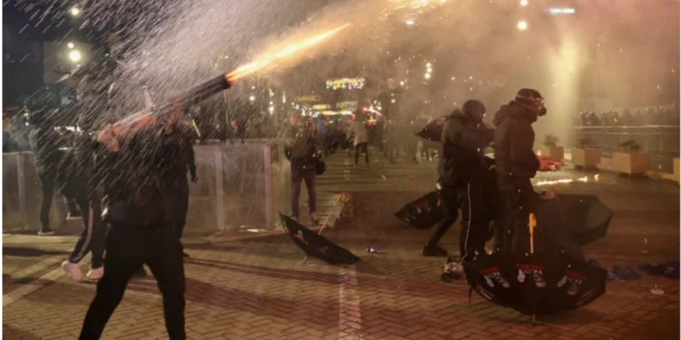 Protesti u Tirani: Opozicija napada policiju, Edi Rama na ivici pada!