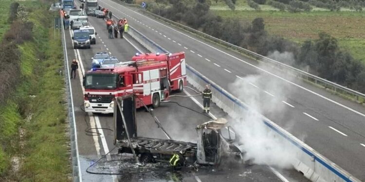 Divlji zapad u Italiji: Zapaljena barikada i brutalni napad na oklopno vozilo