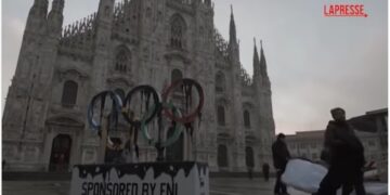 Olimpijska baklja stigla u Milano: Zeleni aktivisti udarili na Sponzore takmičenja