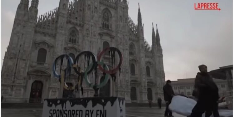 Olimpijska baklja stigla u Milano: Zeleni aktivisti udarili na Sponzore takmičenja