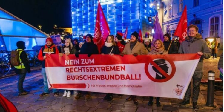 Antifa ekstremisti protestuju protiv studentskog bala u Austriji
