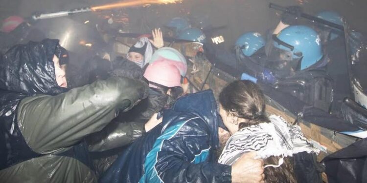 Anti-olimpijski teror: ANTIFA napala policiju u Milanu!