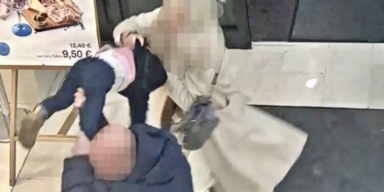 Pokušaj otmice u Italiji: Migrant zgrabio devojčicu iz ruku roditelja