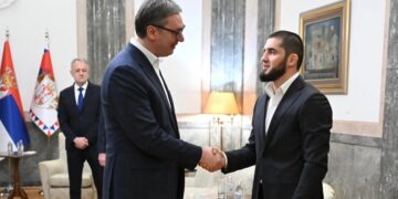 Gvozdena pesnica Dagestana u Beogradu: MMA šampion doneo istorijski poklon
