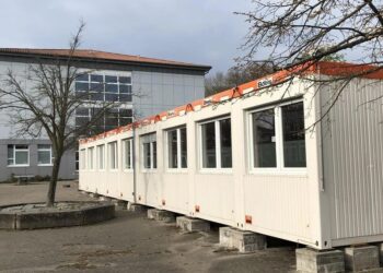 Smešteni u kontejnere: 650 austrijskih učenika godinama čeka svoju školu