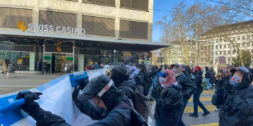 Preko 1000 feministkinja paralizovalo Cirih: Blokiran grad zbog 8. Marta