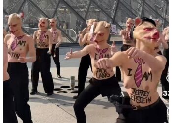 Pariz: Feministkinje obnaženih grudi izvele performas protiv Epstina