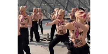 Pariz: Feministkinje obnaženih grudi izvele performas protiv Epstina