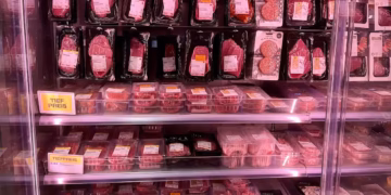 Švajcarski supermarketi zamrzavaju meso pred istekom roka i prodaju ga za 50% popusta!