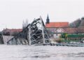 Srbija pamti: 9. dan bombardovanja 1999. godine – Srušen Petrovaradinski most i prva žrtva u Novom Sadu