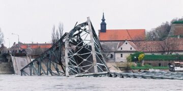 Srbija pamti: 9. dan bombardovanja 1999. godine – Srušen Petrovaradinski most i prva žrtva u Novom Sadu