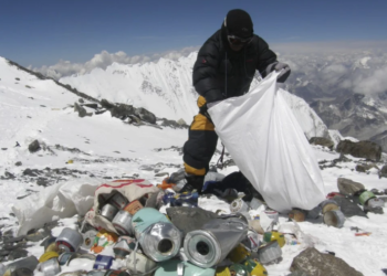 Alpinisti pretvorili Everest u smetlište: Svetski vrh postao deponija