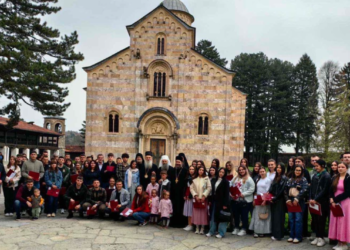 Patrijarh Porfirije sa stipendistima na Kosovu i Metohiji