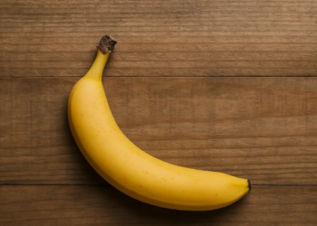 Banana kao oružje: Tinejdžer u Norrkopingu napao šefa švedskog parlamenta!
