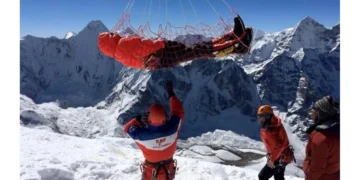 Vodiči na Mont Everestu namerno trovali turiste i uzeli od osiguranja 20 miliona dolara