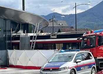 Autobus uleteo u supermarket u Salzburgu: Najmanje jedna osoba poginula